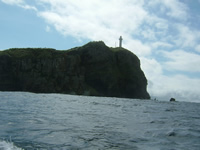 海上から見た西崎灯台の写真