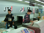 久米島空港のJALカウンターの女性スタッフ