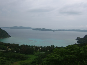 渡嘉敷島のある山頂付近から海を眺めた写真