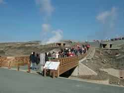 写真：阿蘇山頂付近の観光客が大勢いる様子