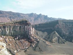 写真：阿蘇山頂周辺の恐々とした岩肌の様子