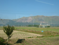 写真：豊肥本線の車窓から見た外輪山の様子